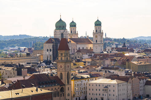 Deutschland, Bayern, Passau, St. Stephansdom und umliegende Gebäude - TAMF03749