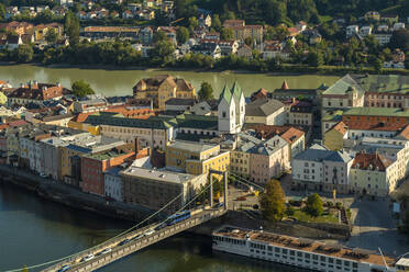 Deutschland, Bayern, Passau, Luftaufnahme von Luitpoldbrucke, Klosterkirche Niedernburg und umliegenden Altstadthäusern - TAMF03750