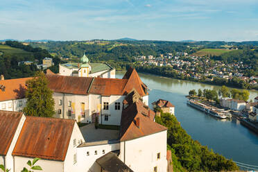 Deutschland, Bayern, Passau, Blick auf die Festung Veste Oberhaus im Sommer mit Fluss im Hintergrund - TAMF03751