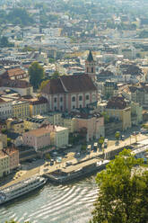 Deutschland, Bayern, Passau, Blick auf die Paulskirche und die umliegende Altstadt - TAMF03752