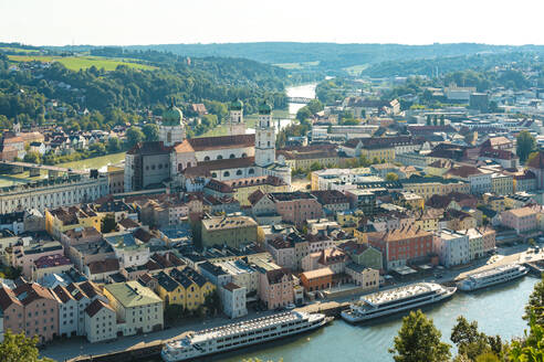 Deutschland, Bayern, Passau, Altstadthäuser mit St. Stephansdom im Hintergrund - TAMF03753
