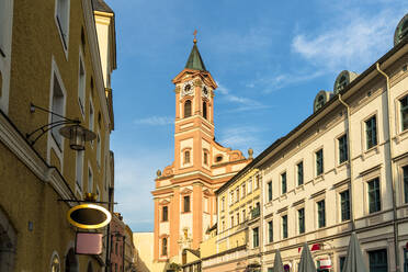 Deutschland, Bayern, Passau, Glockenturm der Kirche St. Paul und umliegende Gebäude - TAMF03758