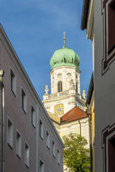 Deutschland, Bayern, Passau, Glockenturm des St. Stephansdoms - TAMF03759