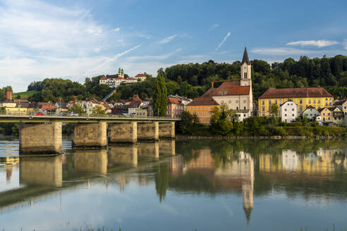 Deutschland, Bayern, Passau, Marienbrücke mit Kirche St. Gertraud im Hintergrund - TAMF03760