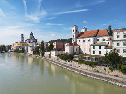 Deutschland, Bayern, Passau, Luftaufnahme des Inns und der St. Michaelskirche im Sommer - TAMF03763