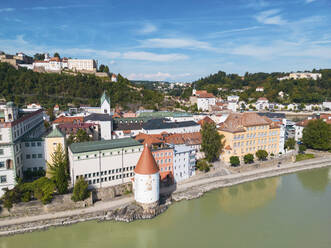 Deutschland, Bayern, Passau, Luftaufnahme der Innkai-Promenade und des Schaibling-Turms mit der Veste Oberhaus im Hintergrund - TAMF03764