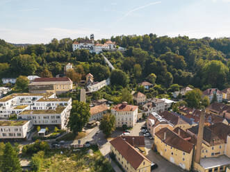 Deutschland, Bayern, Passau, Luftaufnahme eines modernen Luxushotels am Rande der historischen Altstadt mit Paulinerkloster im Hintergrund - TAMF03765