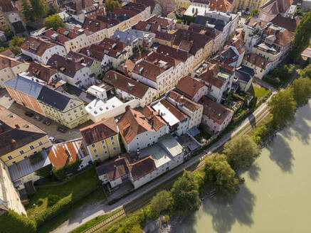 Deutschland, Bayern, Passau, Luftaufnahme von Altstadtgebäuden im Sommer - TAMF03766