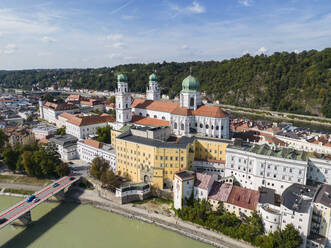 Deutschland, Bayern, Passau, Luftaufnahme des Stephansdoms und der umliegenden Altstadtgebäude im Sommer - TAMF03767