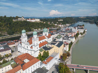 Deutschland, Bayern, Passau, Luftaufnahme des Stephansdoms und der umliegenden Altstadtgebäude im Sommer - TAMF03768