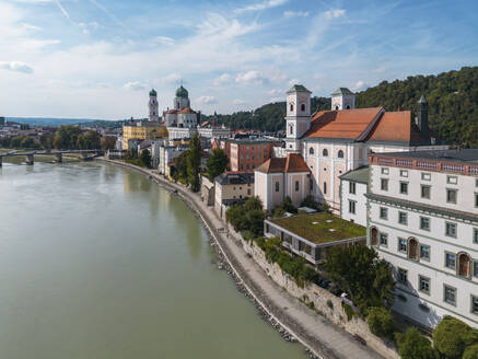 Deutschland, Bayern, Passau, Luftaufnahme der Innkai-Promenade im Sommer mit dem Stephansdom und der St. Michaelskirche im Hintergrund - TAMF03772