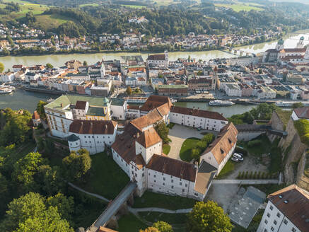 Deutschland, Bayern, Passau, Luftaufnahme der Veste Oberhaus im Sommer - TAMF03773