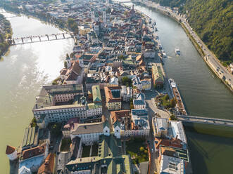 Deutschland, Bayern, Passau, Luftaufnahme der von Donau und Inn umgebenen Altstadt - TAMF03778