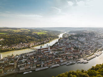 Deutschland, Bayern, Passau, Luftaufnahme der von Donau und Inn umgebenen Altstadt - TAMF03783