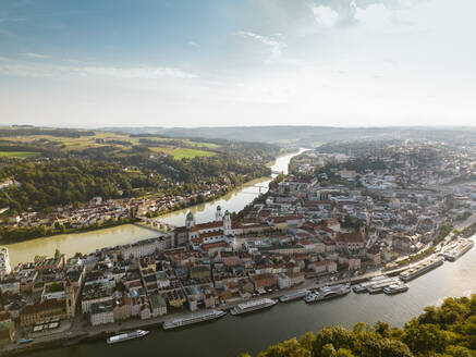 Deutschland, Bayern, Passau, Luftaufnahme der von Donau und Inn umgebenen Altstadt - TAMF03783
