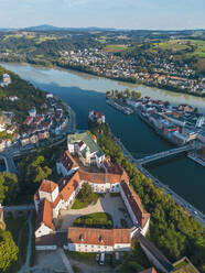 Deutschland, Bayern, Passau, Luftaufnahme der Festung Veste Oberhaus und der umliegenden Altstadt - TAMF03785