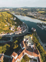 Deutschland, Bayern, Passau, Luftaufnahme der Festung Veste Oberhaus und der umliegenden Altstadt - TAMF03786
