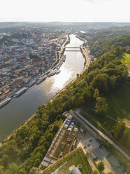 Deutschland, Bayern, Passau, Luftaufnahme von Ilzstadt und Donau in der Abenddämmerung - TAMF03787