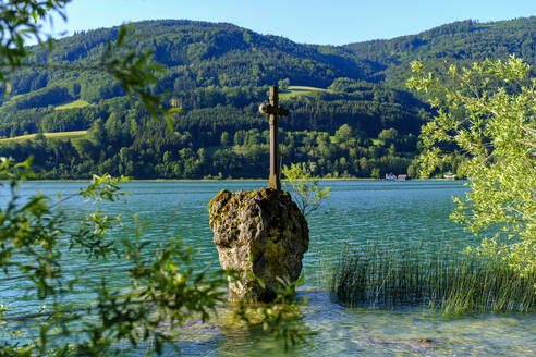 Austria, Salzburg, Kreuzstein cross in Mondsee Lake - LBF03682