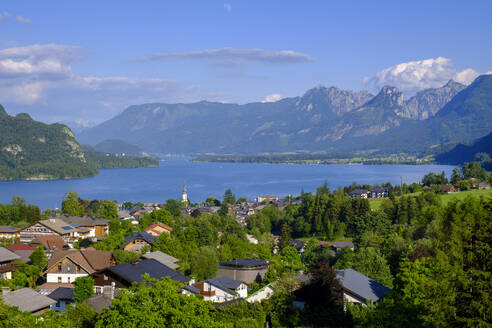 Österreich, Salzburg, Sankt Gilgen, Dorf am Ufer des Wolfgangsees im Sommer - LBF03684