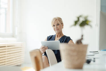 Reife Geschäftsfrau mit Tablet-PC im Büro - JOSEF15241