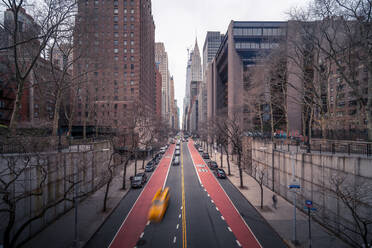 Drohnenansicht einer schwarz-roten Straße mit Fahrzeugen auf der 42. Straße in Manhattan an einem grauen Tag in New York, USA - ADSF42078