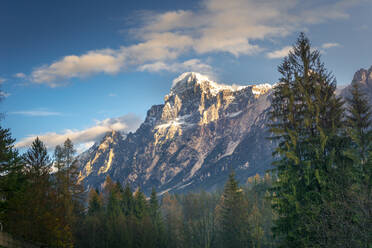 Majestätisches Tal der Dolomiten mit hohen Bergen und Laubbäumen im Herbst in Italien - ADSF42140