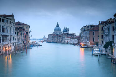 Langzeitbelichtung des ruhigen Wassers mit Gondeln im Canal Grande von Venedig mit Blick auf die Basilika Santa Maria della Salute unter ruhigem Himmel am Abend, Venedig, Italien - ADSF42153