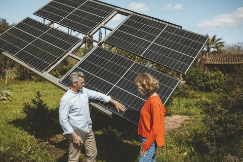 Reife Frau und Mann diskutieren über Sonnenkollektoren - JOSEF15587