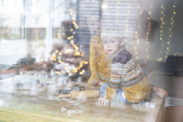 Bruder und Schwester durch Glas gesehen zu Hause an Weihnachten - NJAF00089