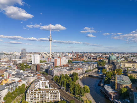 Deutschland, Berlin, Bezirk Mitte mit Fernsehturm Berlin im Hintergrund - TAMF03800