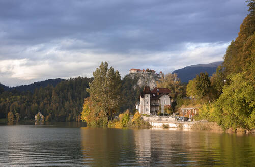 Slowenien, Bled, Alte Villa am Ufer des Bleder Sees mit der Bleder Burg im fernen Hintergrund - FCF02119