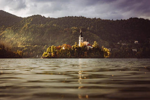 Slowenien, Bled, Blick auf die Insel Bled in der Herbstdämmerung - FCF02120