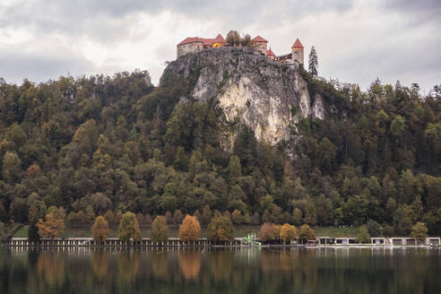 Slowenien, Bled, Blick auf die Burg Bled und die umliegende Landschaft im Herbst - FCF02121