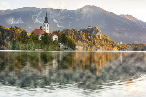 Slowenien, Bled, Blick auf die Insel Bled mit Bergen im Hintergrund - FCF02122