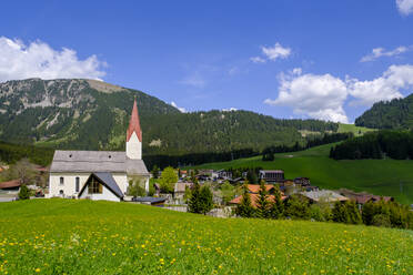 Österreich, Tirol, Berwang, Blick auf Bergdorf im Sommer - LBF03692