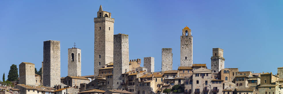 Italy, Tuscany, San Gimignano, Panoramic view of towers of medieval town - WGF01436