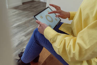 Frau verwendet Smart-Home-Anwendung auf einem Tablet-PC - OSF01212