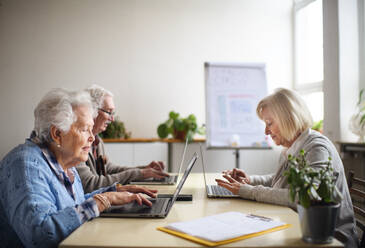 Eine Seniorengruppe im Altersheim lernt gemeinsam im Computerkurs - HPIF03507