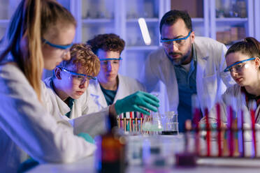 Studenten der Naturwissenschaften führen ein chemisches Experiment im Labor an der Universität durch. - HPIF03589