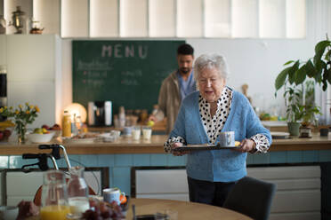 Lächelnde ältere Frauen beim Frühstück in einem Pflegeheim. - HPIF03602