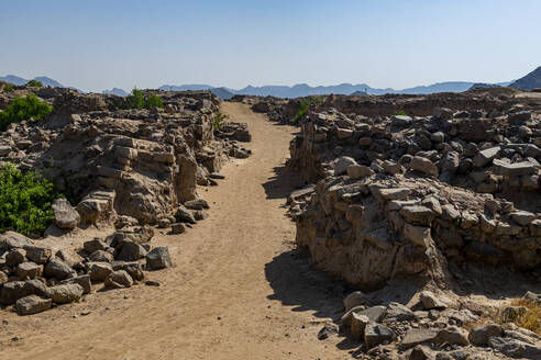 Leerer Feldweg inmitten von Felsen in der archäologischen Stätte Al-Ukhdud in Najran, Saudi-Arabien - RUNF04730