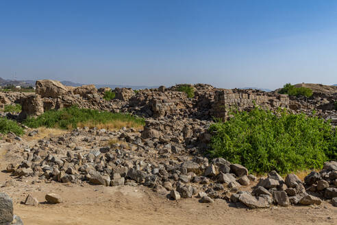 Felsen unter blauem Himmel in der archäologischen Stätte Al-Ukhdud in Najran, Saudi-Arabien - RUNF04731