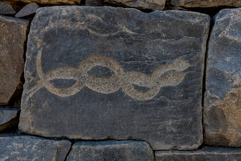 Hieroglyphen von Schlangen in der archäologischen Stätte Al-Ukhdud in Najran, Saudi-Arabien - RUNF04732