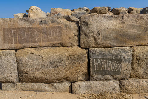 Felszeichnungen in der archäologischen Stätte Al-Ukhdud in Najran, Saudi-Arabien - RUNF04734