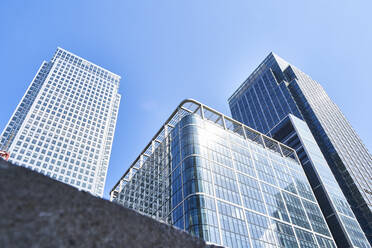 Moderne Wolkenkratzer in der Stadt unter blauem Himmel an einem sonnigen Tag - VEGF06122