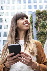 Glückliche Frau mit Mobiltelefon - VEGF06131