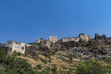 Altes Dorf auf dem Berg Asir unter blauem Himmel - RUNF04740