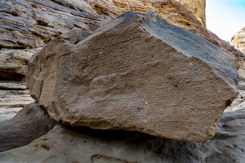 Saudi-Arabien, Provinz Medina, Al Ula, Eingravierter Felsblock in Jabal Ikmah - RUNF04805