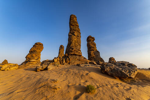 Saudi-Arabien, Provinz Medina, Al Ula, Algharameel-Felsen in der Abenddämmerung - RUNF04809